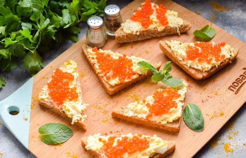 1. Этап. Бутерброды с плавленым сыром и икрой: Приятного аппетита!