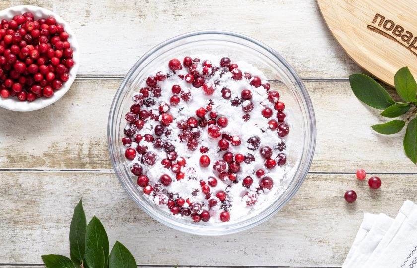 1. Этап. Варенье из клюквы и брусники: Переложите клюку с брусникой в глубокую миску. Засыпьте сахаром или сахарной пудрой, оставьте на несколько часов или на ночь, пока ягоды не пустят сок.