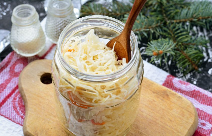 1. Этап. Капуста на зиму в банках: Переставьте капусту в холодильник или погреб, где она будет храниться всю зиму.