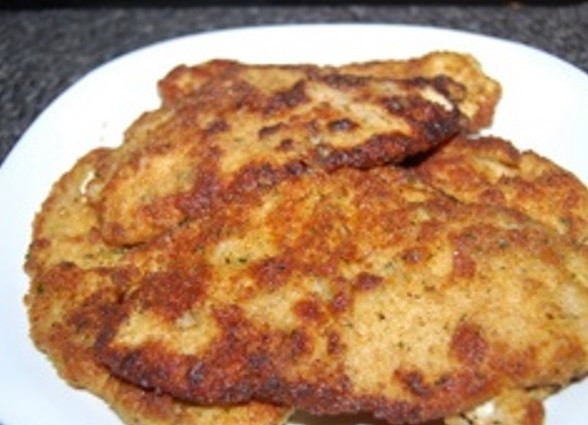 1. Этап. Свинина в сырном кляре: Готовое мясо выложите на плоское блюдо.