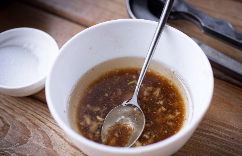 1. Этап. Салат сливочный сыр со свеклой: Перемешайте эти ингредиенты — заправка готова.