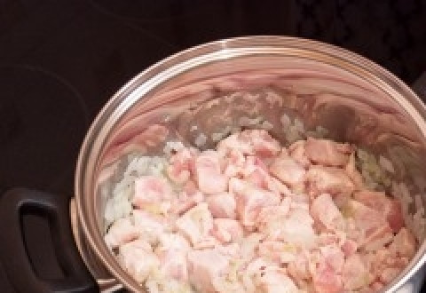 1. Этап. Капуста кислая, тушенная с мясом: В кастрюле с толстым дном поджарьте мясо с луком. Для этого рецепта подойдет любое мясо без кости. Лучше выбирать нежирную свинину (например, вырезку или мякоть). Также хорошо сочетается с кислой капустой куриная грудка. Мясо перед готовкой вымойте и нарежьте небольшими кубиками.