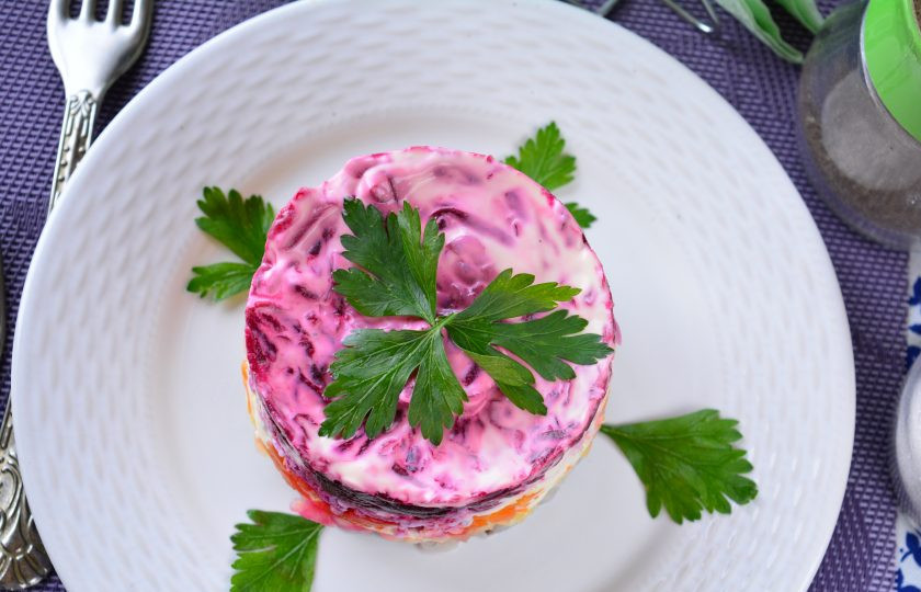 1. Этап. Селедка под шубой по ГОСТу: Салату дайте пропитаться в холодильнике 20 минут, затем подавайте к столу.