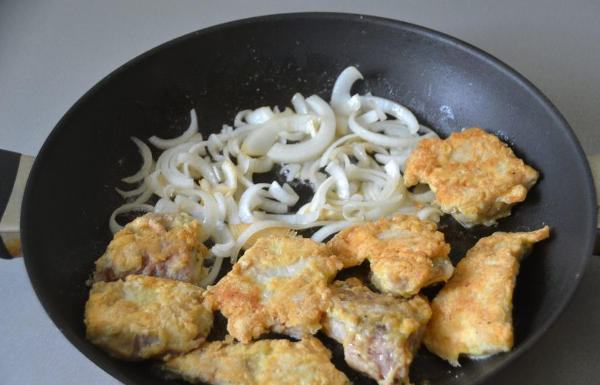 1. Этап. Терпуг, жареный на сковороде: Положите лук на сковороду и жарьте вместе с рыбой