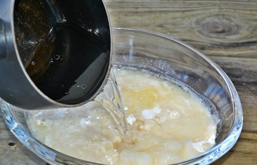 1. Этап. Лепешки с грибами и картошкой: 2. В миску добавьте муку и соль, влейте горячую воду.