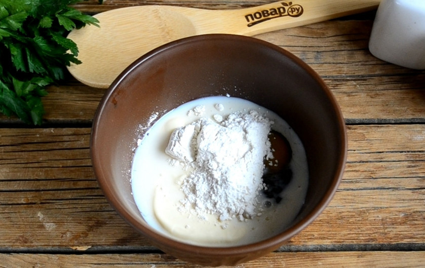 1. Этап. Колбаса в кляре необычная крутая: Для кляра смешайте яйцо, молоко, майонез и муку. Хорошо все перемешайте до получения однородной консистенции.