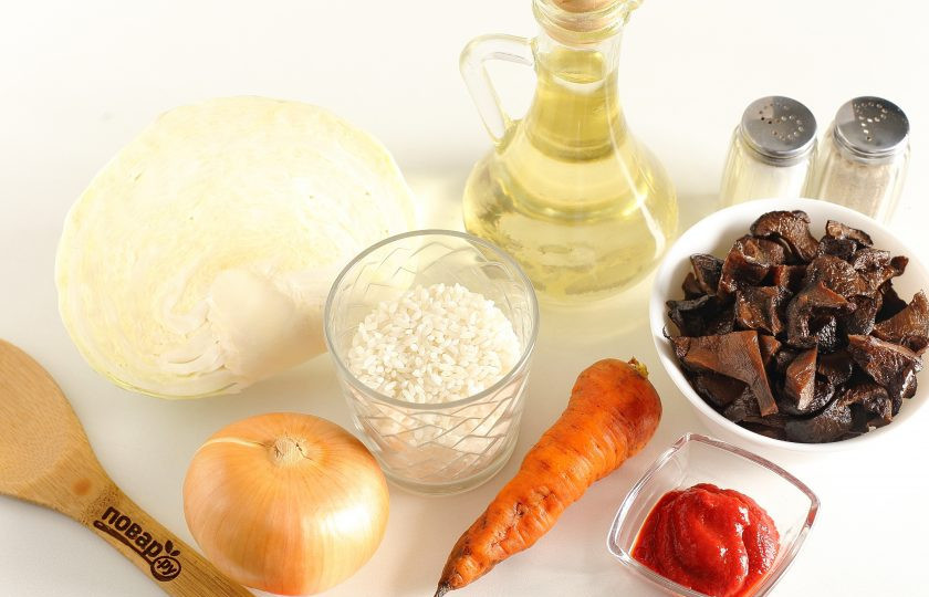 1. Этап. Капуста тушеная с грибами и рисом: Подготовьте все ингредиенты.