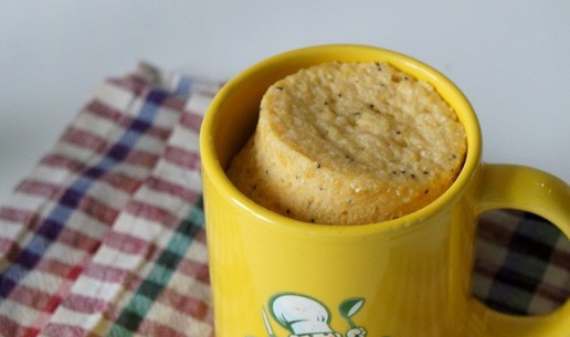 1. Этап. Хлеб в кружке за 5 минут: Отправить в микроволновку на максимальную мощность 900 ватт на 3 минуты. У меня микроволновка 800 ватт, я готовила 3 минуты 15 секунд.