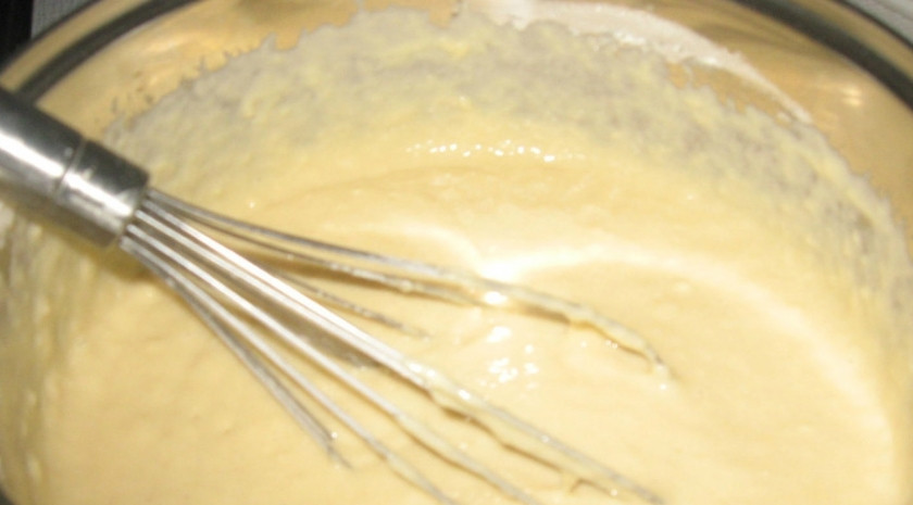 1. Этап. Оригинальный пасхальный кулич: Смешиваем яйца с разогретым молоком, хорошо помешивая. Следим, чтобы температура не превышала 60 градусов, иначе яйца свернутся. Так помешиваем около минуты, а затем снимаем с огня. Затем кладем в нашу смесь топленое масло, сахар и ванилин. Добавляем дрожжи и часть муки. Смесь должна быть похожа на жидкое тесто. Это и есть опара.