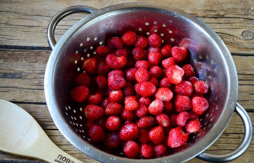 1. Этап. Клубничная пастила: Клубнику очистите от плодоножек, удалите поврежденные ягоды. Переложите клубнику в дуршлаг и хорошенько промойте.