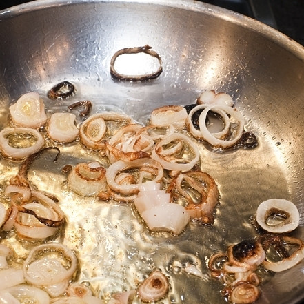 1. Этап. Фасоль стручковая жареная: 7. Обжарьте лук до золотисто-коричневого цвета. От лука во время жарки лучше не отходите, иначе он будет выглядеть как на иллюстрации сверху :)