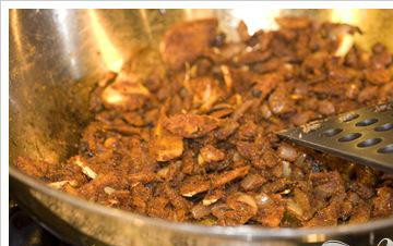 1. Этап. Классическое куриное карри: Тщательно перемешайте и обжарьте на слабом огне до коричневого цвета.