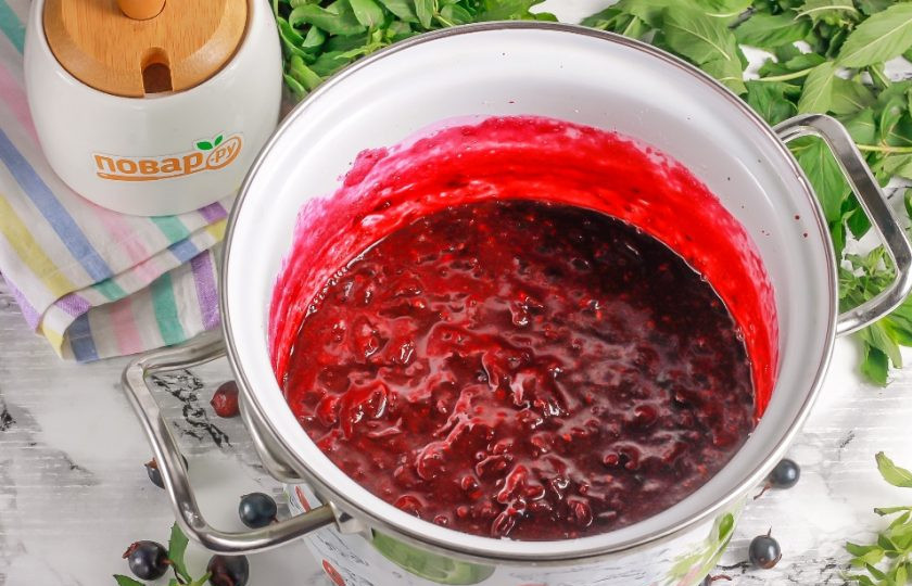 1. Этап. Джем из крыжовника и смородины: Выключите нагрев и отпюрируйте варенье погружным блендером. Затем снова включите нагрев и на минимальном нагреве проварите джем примерно 5-7 минут. За это время ошпарьте банки и крышки кипятком или простерилизуйте любым другим образом. Следите, чтобы джем не подгорел.