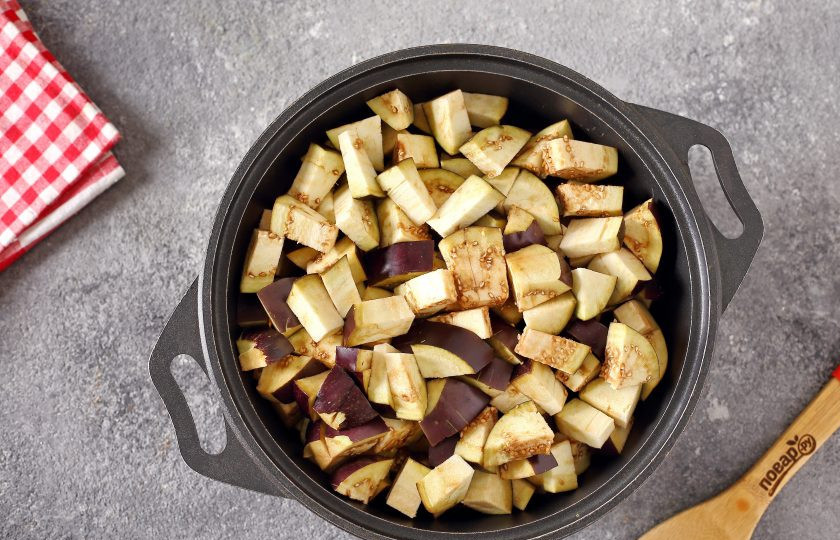 1. Этап. Икра из баклажанов на зиму Пальчики оближешь: В глубокую посуду с толстым дном (у меня казан) выложите нарезанные баклажаны.