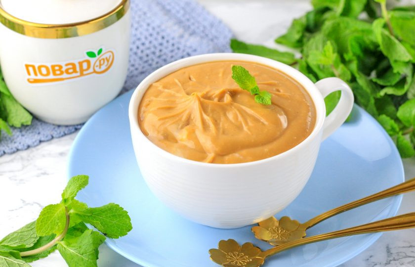 1. Этап. Крем из вареной сгущенки и сметаны: Далее используйте его по назначению. Соберите аппетитный торт, трайфл, пирожное или просто подайте к столу с горячими гренками, тостами.