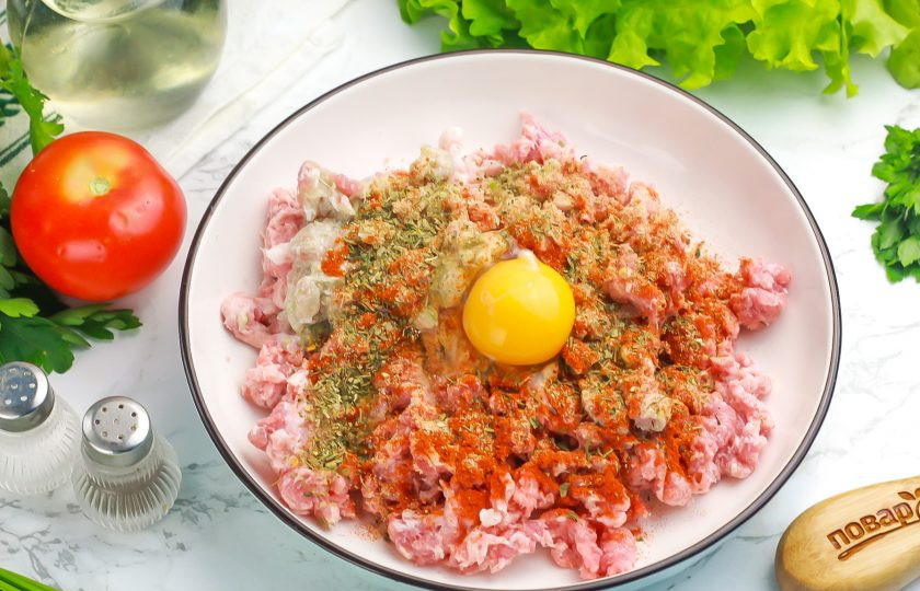 1. Этап. Гиждуванский шашлык: Всыпьте все указанные специи и пряности, можете добавить по вкусу и другие. Вбейте куриное яйцо.