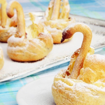 Лебеди из заварного теста