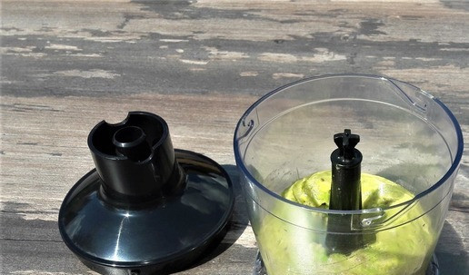 1. Этап. Полезное мороженое для детей и взрослых: Замороженные бананы и авокадо положите в чашу кухонного комбайна и измельчите до однородности. Добавьте лимонный сок и перемешайте, пока масса не превратится в мороженое.