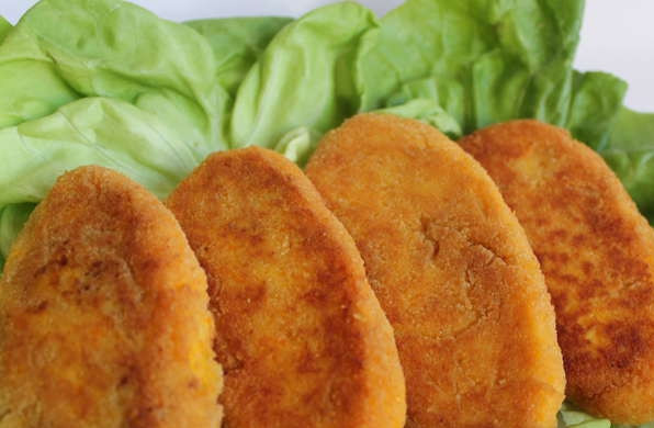 1. Этап. Тыквенные котлеты: Вот такие прекрасные тыквенные котлетки с мясной начинкой у меня получились. Очень вкусно, рекомендую! Попробуйте подавать их с грибным соусом - невозможно будет оторваться.