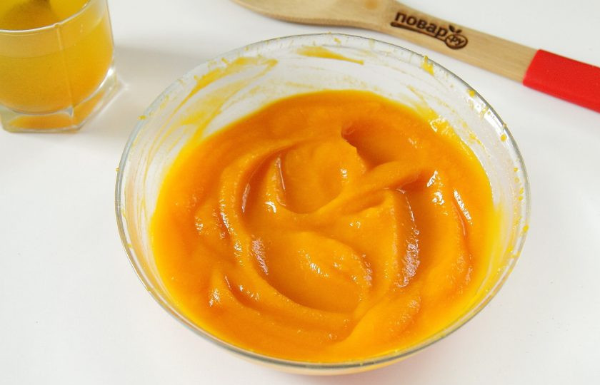 1. Этап. Пюре из тыквы Фрутоняня: Теперь частями добавьте воду, которая осталась от варки, регулируя нужную густоту пюре.