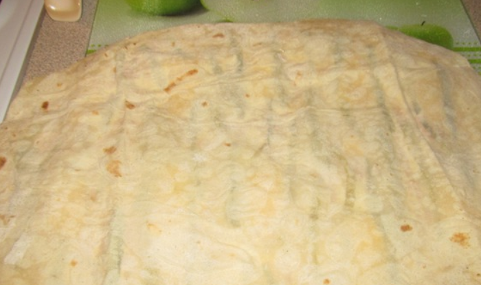 1. Этап. Запеченный рулет из лаваша: Сверху кладем еще один лист лаваша.