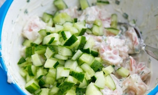 1. Этап. Салат с креветками и огурцами: Все ингредиенты смешать, добавить специи.