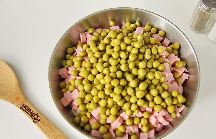 1. Этап. Салат Оливье на год Крысы: Добавьте сюда же зеленый горошек, предварительно слив с него всю жидкость.