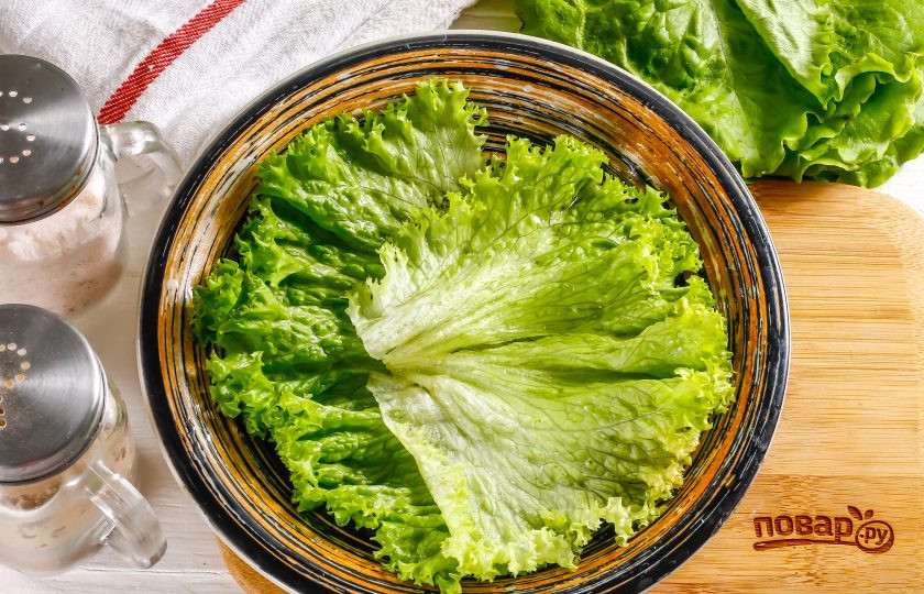 1. Этап. Салат с икрой минтая: Листовой салат промойте в воде, обсушите бумажными салфетками, выложите на тарелку.