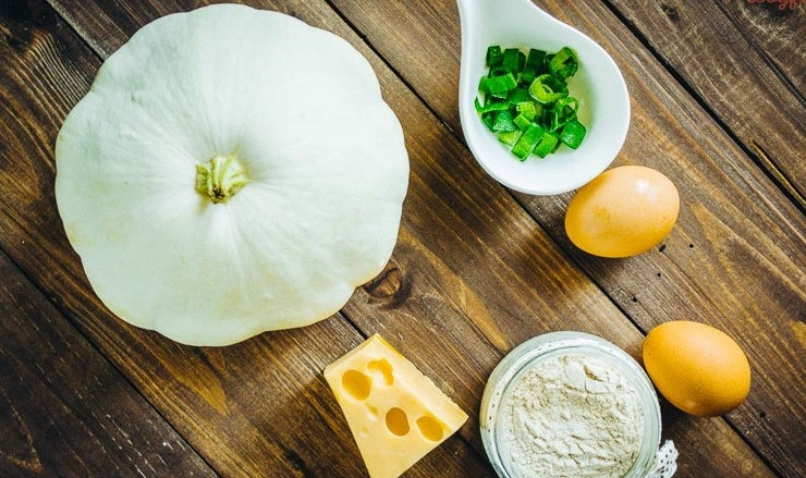 1. Этап. Сырная запеканка в духовке: 1. Собираем все ингредиенты для приготовления запеканки. Кабачок тщательно моем, зелень тоже моем и нарезаем мелко.