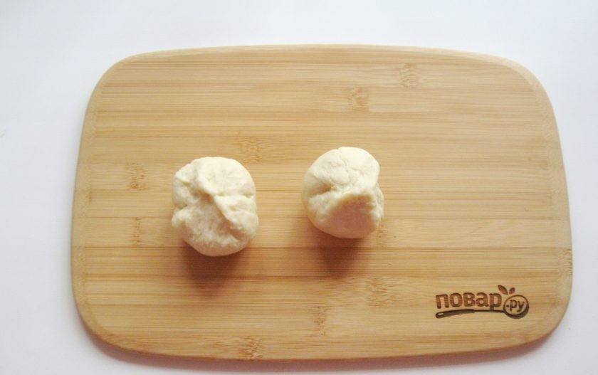 1. Этап. Пирожки с конфетами: Края лепешки соедините в верху, образуя мешочек.