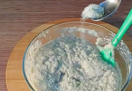 1. Этап. Аппетитная закуска из кабачков и индейки: 10. Перекладываем начинку в миску и всыпаем приправу и специи.