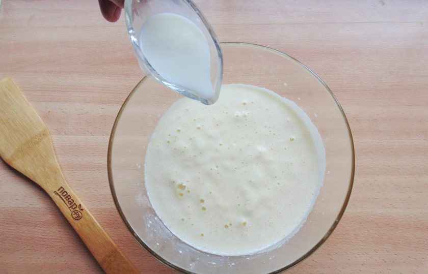 1. Этап. Старомодный яблочный пирог: Добавьте растопленное сливочное масло, влейте молоко.