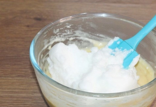 1. Этап. Кекс с кремом из творожного сыра: 9. Затем выкладываем остальной белок и аккуратно ложкой, вмешиваем его в тесто. Тесто должно быть с воздушными крапинками белка.