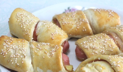 1. Этап. Сосиски в пикантной обертке: Духовка на 190. Выпекать до золотистого цвета.