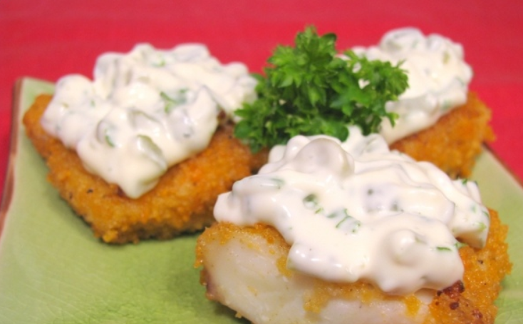 1. Этап. Рыба под соусом Тартар: Подаем рыбу к столу, обильно полив ее соусом 