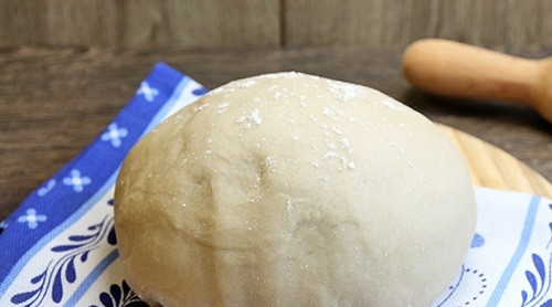 1. Этап. Вареники с вишнями (заварное тесто): 2. Тесто перекладываем в миску и накрываем полотенцем, оставляем отдыхать 30-50 минут.