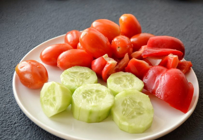 1. Этап. Постный гаспачо: Овощи помойте, нарежьте крупными ломтиками.