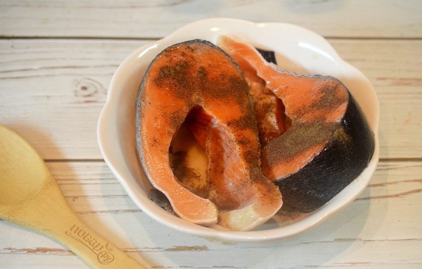 1. Этап. Лосось, запеченный с овощами: 1. Стейки лосося помойте, замаринуйте в лимонном соке, посыпьте перцем. Оставьте минут на 20.