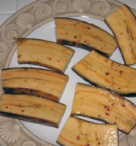 1. Этап. Вельветовый Элвис (Velvet Elvis): Нарезаем бананы как показано на картинке и обжариваем.