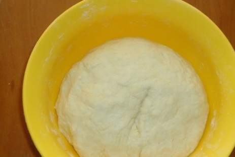 1. Этап. Фыдчин: По истечении времени разбиваем в миску с опарой яйцо, перемешиваем, начинаем постепенно вводить муку и замешивать густое тесто. В конце добавляем в него немного растительного масла, чтобы тесто не липло к рукам. Накрываем миску с тестом полотенцем и ставим в теплое место примерно на 30-40 минут.