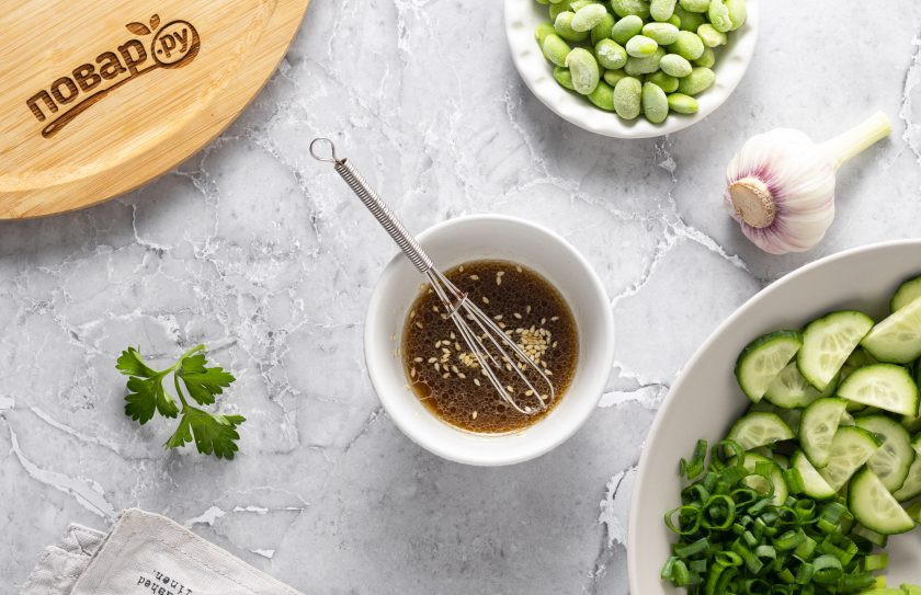 1. Этап. Салат с эдамаме и авокадо: Для заправки смешайте кунжутное масло с рисовым уксусом и соевым соусом, добавьте щепотку молотого имбиря, жареный кунжут и измельченный зубчик чеснока. Все перемешайте.