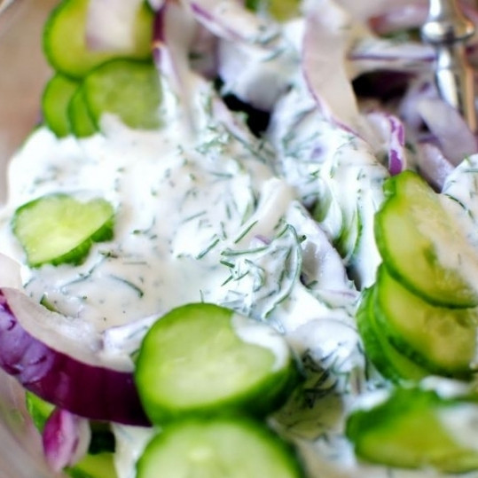 1. Этап. Салат из огурцов в сметанном соусе: Смешиваем овощи с приготовленным нами сметанным соусом.