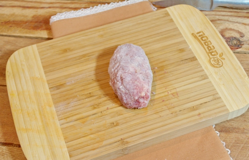 1. Этап. Ала-тоо: Соедините края лепешки, придав форму овальной котлеты. Обваляйте её в муке.