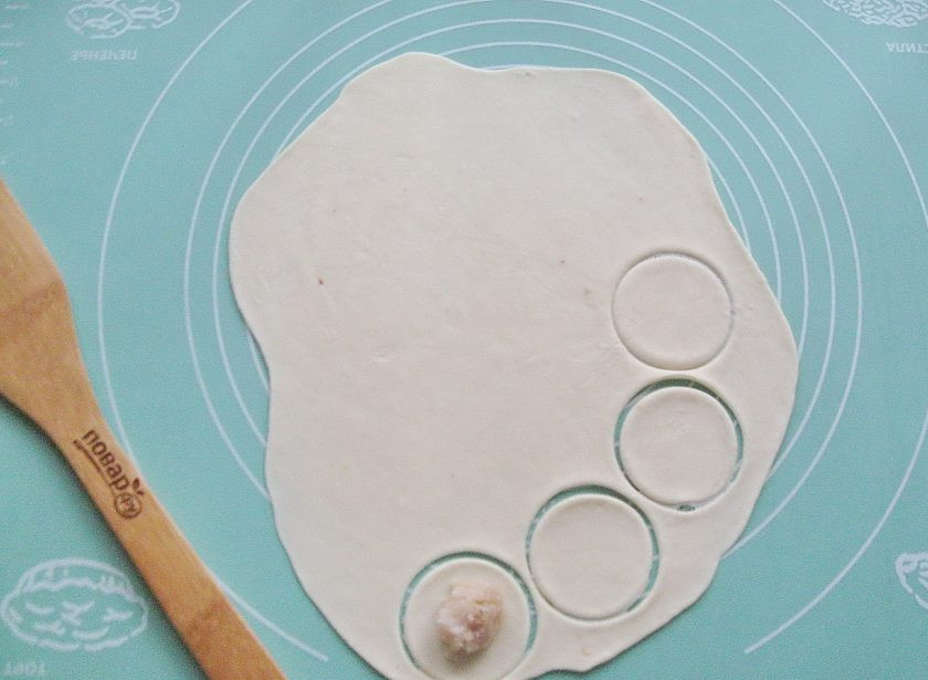 1. Этап. Пельмени из свинины и курицы: В каждый кружок выложите чайную ложку фарша из свинины и курицы.