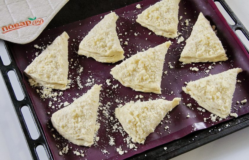 1. Этап. Слойки на кефире: Выкладываем слойки на противень и выпекаем при 180 градусах около 30 минут.