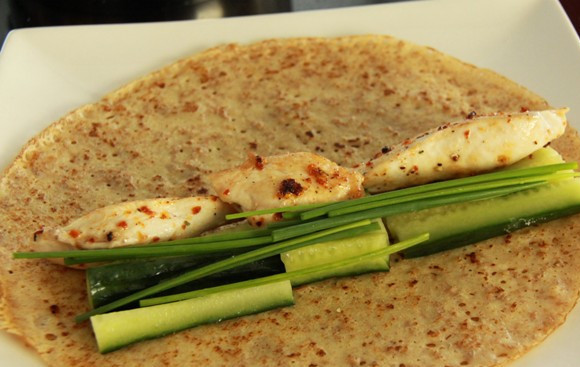 1. Этап. Протеиновые блинчики: 9. Еще один, не менее интересный, вариант - это огурец, филе крупными кусочками и зелень, а также салат и легкая заправка.