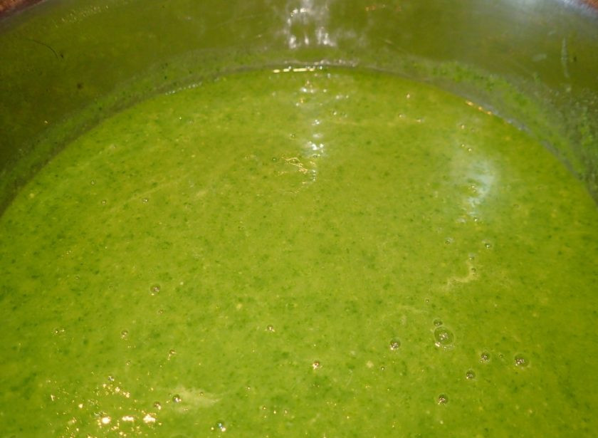 1. Этап. Блюда из мороженого горошка: 6. Когда суп будет готов, измельчите все погружным блендером и снова доведите до кипения.