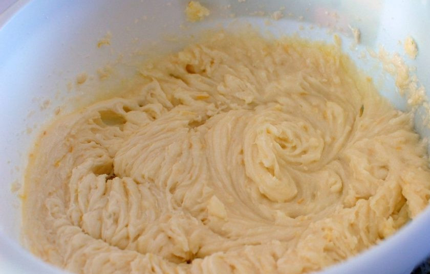 1. Этап. Лимонный кекс с майонезом: 3. Добавьте в миску майонез, растительное масло, лимонный экстракт, 1 столовую ложку лимонного сока, соль. Взбейте все до образования пушистой и однородной массы.