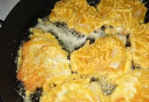 1. Этап. Хек в кляре: Обмакиваем рыбу в муке в кляр и отправляем на сковородку обжариваться на среднем огне.