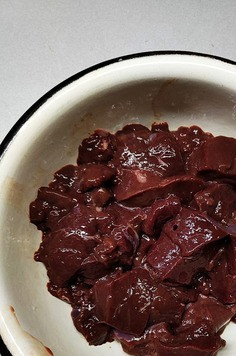 1. Этап. Печеночные котлеты с соусом 3 сыра: Говяжью печень промыть, очистить от прожилок, порезать.